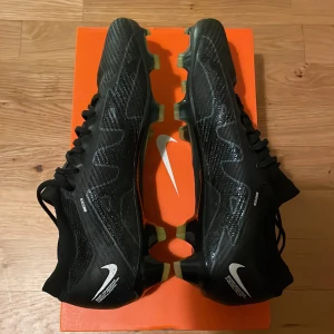 Mercurial Zoom Vapor 15 Pro FG fotbollsskor - Köpte skorna 5 månader sedan för 1700kr och säljer de nu för att de inte passar min ”fotform”. De är bara använda cirka 3 gånger.