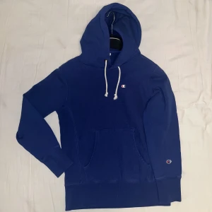 Mörkblå champion hoodie💙 - Fet Champion hoodie!🌸 Helt fläckfri och i bra skick💙 Står storlek M, men jag tycker den är lite liten i storleken, typ som en slim fit M!🌸 Pris går att diskutera 💙