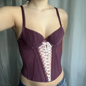 Korsett - Vinröd vintage korsett från H&Nathalie. Storlek 80B, passar också A kupa 💓