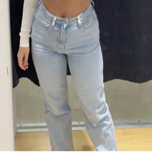 Jeans från weekday i modellen rowe, super snygga men kommer tyvärr aldrig till använding 💘💥