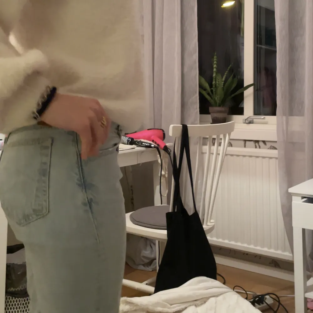 Jätte fina lågmidjade jeans från bikbok. 🩷jag är 167 och dom är lite långa på mig 🥰. Jeans & Byxor.