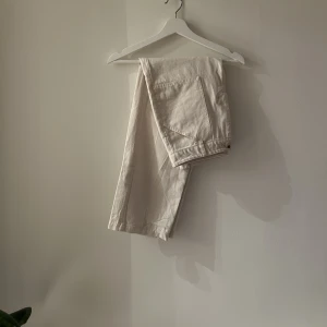Beiga jeans från NORR - Säljer dessa beiga jeans från NORR som är croppade och raka. Väldigt snygga detaljer med en melerad knapp och fickor på utsidan. Blivit för små för mig och därför säljer jag dem, men de är fortfarande i väldigt gott skick och riktigt snygga!