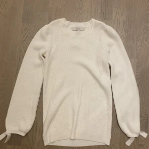 Fin stickad vit tröja - Fin stickad tröja från loft. Aldrig använd. 😊