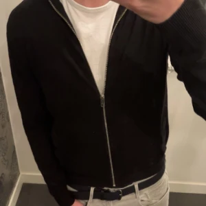 Jack and Jones full zip - Hej! Säljer nu min sjukt snygga Jack and Jones full zip, som är ofta slutsåld och svår o få tag på. Nypris 700kr. Några frågor eller funderingar bara o höra av sig!