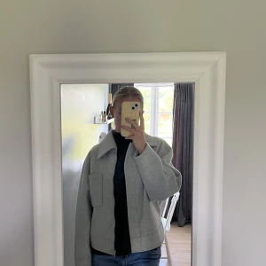 Kort kappa - Kort populär kappa från NA-KD som inte längre går att köpa på hemsidan. Sitter oversize på mig som vanligtvis har s/m. Fint skick och köpt för 699kr från NA-KD:s hemsida. Köparen står för frakten, använd gärna köp nu
