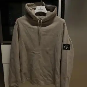 En Calvin Klein Hoodie. Storlek M, passar S också. Cond 9/10, använd fåtal gånger.