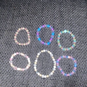 Armband - Säljerr ett pack med armband för 30kr eller 10kr styck, ej gratis frkat! Alla är handgjorda 