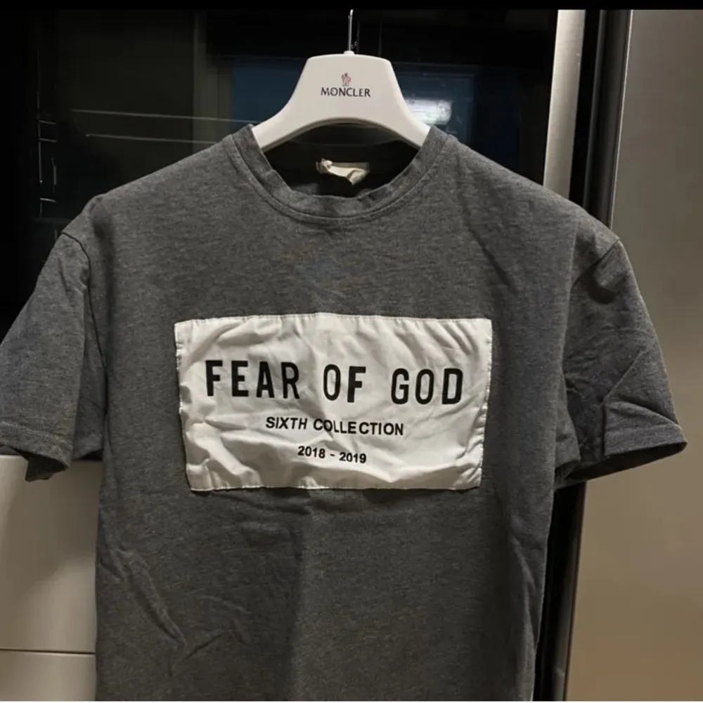 En Fear of God (Essential) T-shirt. Storlek M men passar S också. Cond 9/10, använd Max 2-3 gånger.. T-shirts.