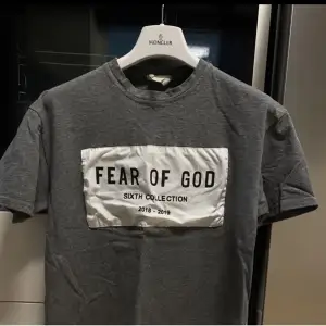 En Fear of God (Essential) T-shirt. Storlek M men passar S också. Cond 9/10, använd Max 2-3 gånger.