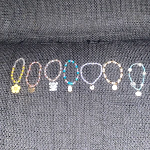 Armband  - Säljerr ett pack med armband med berlocker på för endast 50kr eller 15kr styck! Plus frkat! Alla är handgjorda 