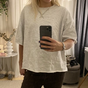 Grå tröja - Säljer denna supercoola gråa tröjan✌🏻✌🏻