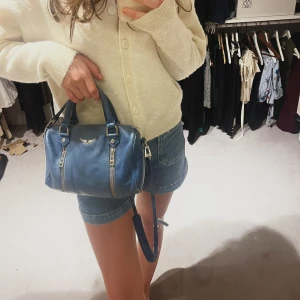Blå Zadig Voltaire väska Sunny - Superfin och cool Zadig sunny Mini Bag , som lyfter upp outfiten😍använd men är i bra skick! 
