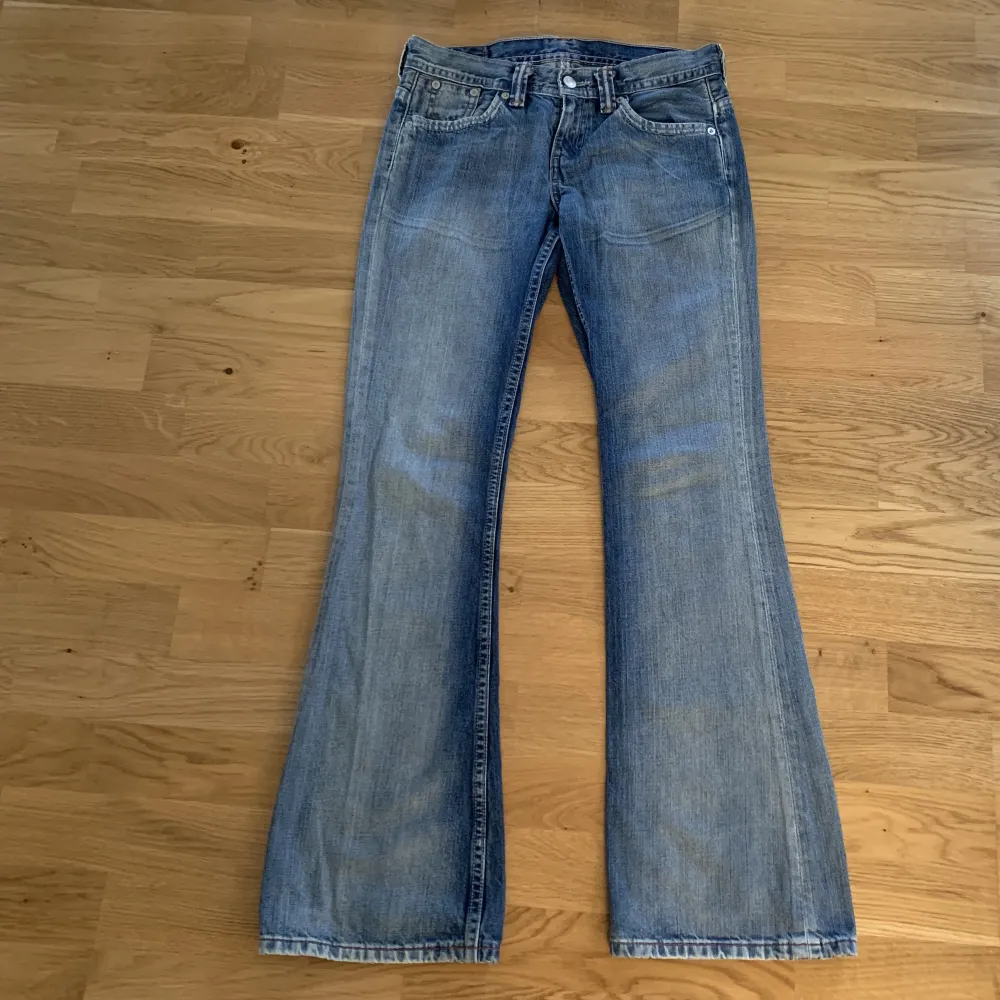 Lågmidjade jeans från Levis!🙌fint skick. Midjemått: 74 Innerbenslängd: 80💕använd gärna köp nu☺️. Jeans & Byxor.