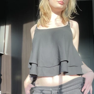 Linne - Super gulligt linne i super fint skick,  perfekt till ett par lågmidjade jeans eller kostymbyxor eller till en kortare kjol! 🫶🏻