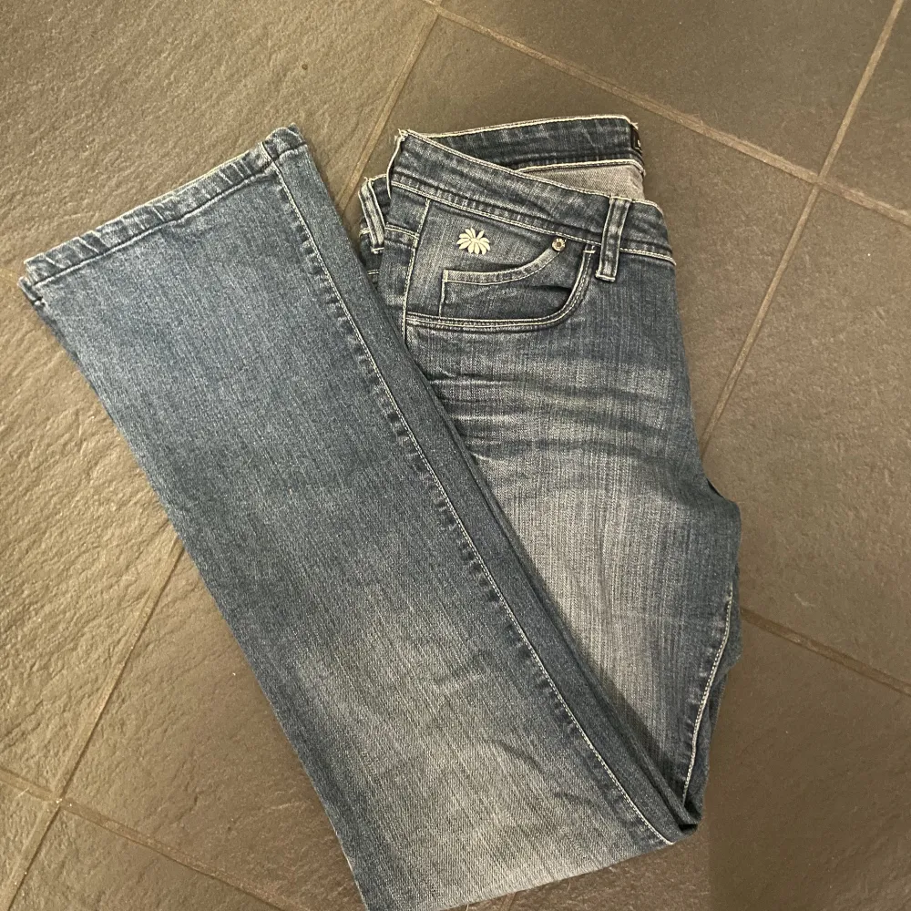 BUDA INTE OM NI INTE KAN KÖPA! Säljer nu dessa jätte fina lågmidjade jeans som är långa och smått utsvängda ❤️ innerben: 81 Ytterben: 100 midja: 39 lår: 24 sitter jätte fint på . Jeans & Byxor.