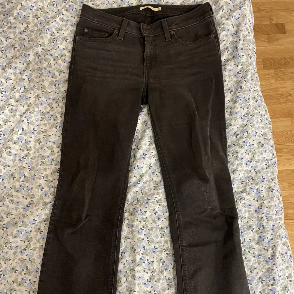 Svarta low waist straight leg jeans från Levi’s. De har som på bilden fått en fläck längre ner på benet från vit målarfärg. Finns inte längre att köpa på zalando.. Jeans & Byxor.