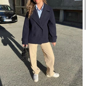 Design by si kappa - Kappa från design by si i storlek xs/s i färgen dark navy. Har ett litet hål på ens ärmen (in mot kroppen när man har på sig) men som inte syns så mycket där av billigt pris. Kan skicka bild på hålet privat. Ganska använd men fortfarande fin! 