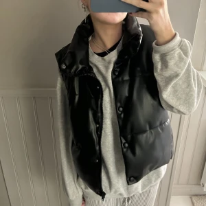 Zara väst  - Säljer denna fejk skinn väst från zara. Storlek L men sitter som M 