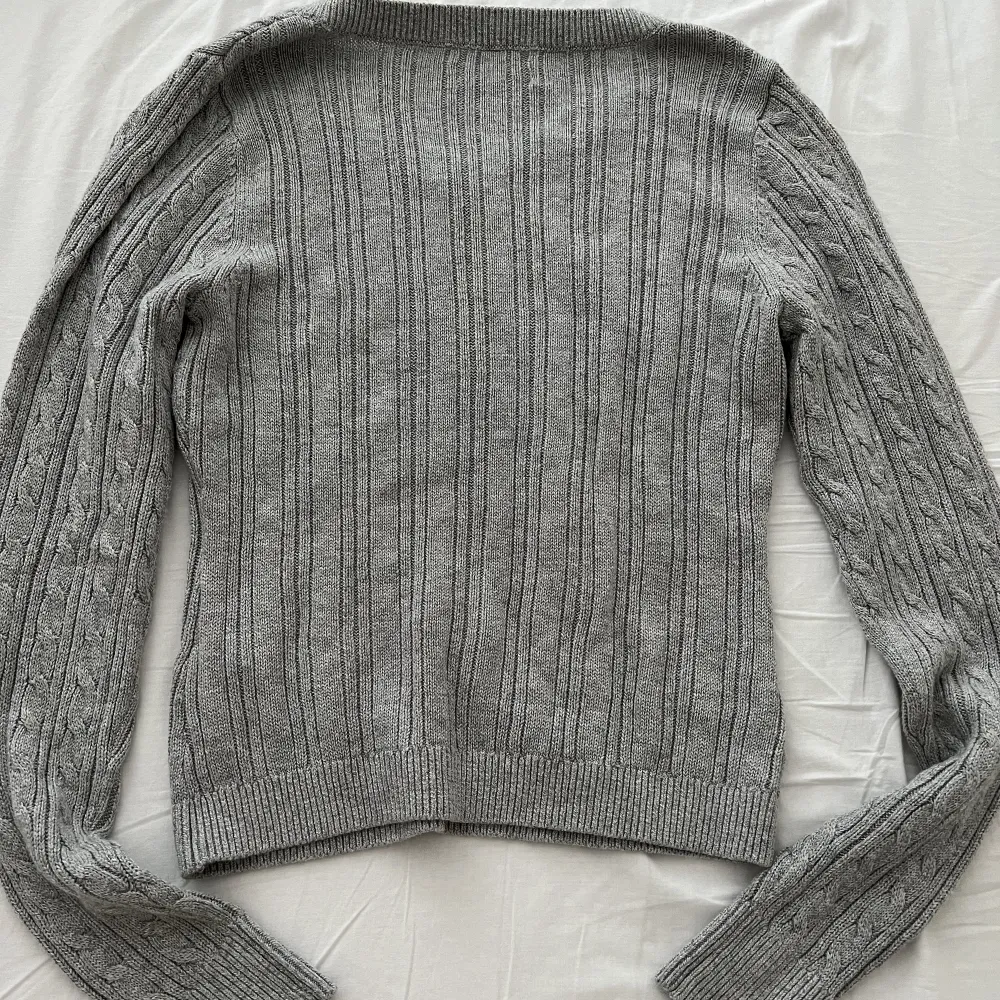 En grå hollister tröja i storleken S. Passar perfekt nu till hösten. Säljer den då den ej kommer till användning. 🍁. Tröjor & Koftor.