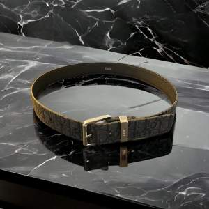 Black Dior Oblique Jacquard, 35 MM.   Helt oanvänd.   Kvitto samt orginaldelar medföljer.  Länk till hemsidan: https://www.dior.com/en_se/fashion/products/4333PLYSE_H03E-belt-black-dior-oblique-jacquard-35-mm  Hör av dig om du har frågor!