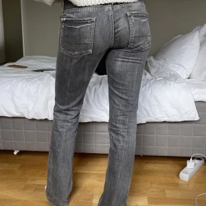 Lågmidjade bootcut jeans!! - Ascoola gråa lågmidjade bootcut/straighta jeans. I använt skick med vissa slitningar, bland annat nere i benen. Innerbenslängden 76, midjemåttet 36 rakt över, hela längden 100, jag är 165!💞💞