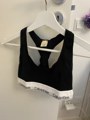 Sport-bh från Calvin Klein - Använda någon enstaka gång. 1 för 50:- båda för 80:-. Kan stryka den vita innan den skickas om det önskas, blev skrynklig i tvätten.