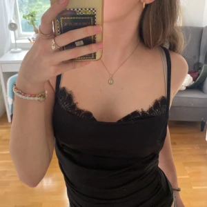 Svart spetslinne  - Säljer detta super fina svarta linne med spetsdetaljer då jag har flera liknande💓💓tveka inte om ni har några frågor❤️