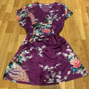 Satin klänning - Satin klänning i nyskick Passar xs-m Sååå fin❤️