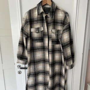 Skjortjacka - rutig skjortjacka i längre modell, från Only, stl S