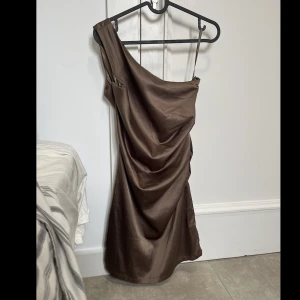 Satin klänning - Brun/beige satin klänning. Bra skick! 