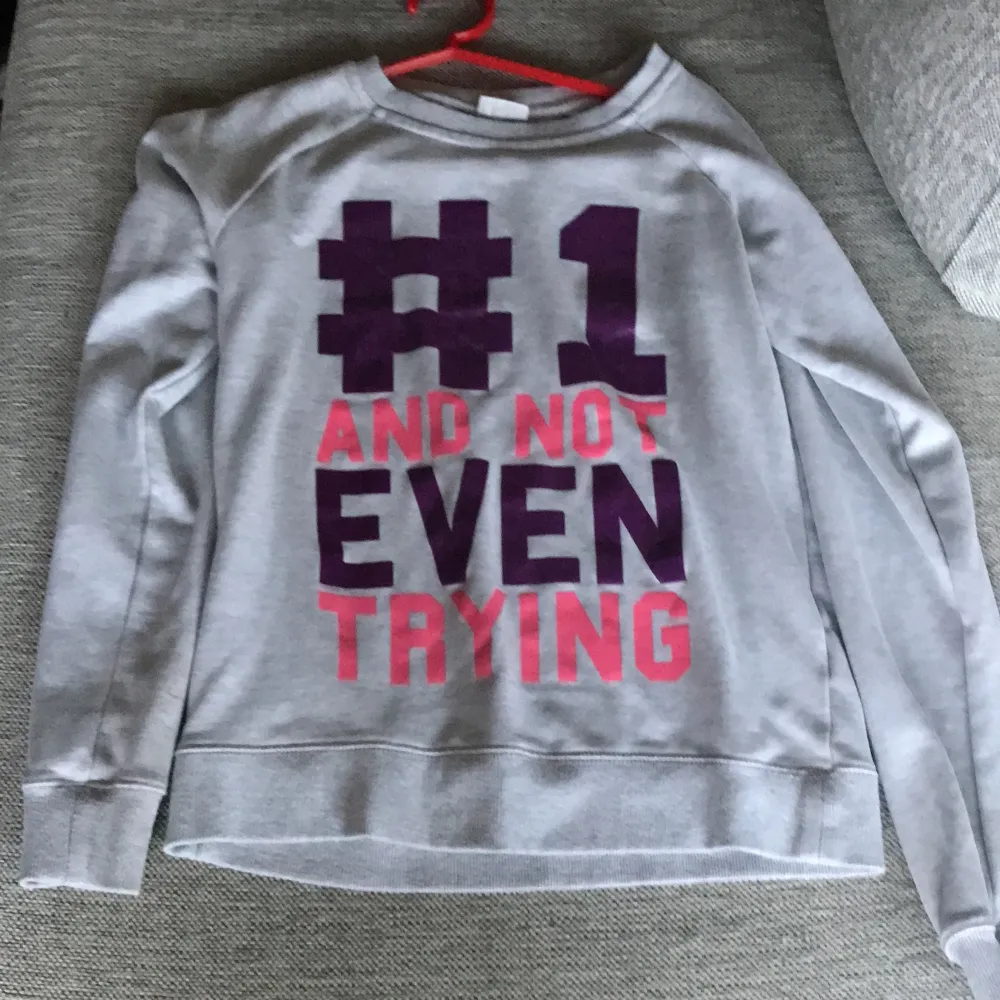  säljer den här sweatshirt från Cubus storlek xs färg grå mörk lila rosa. Tröjor & Koftor.