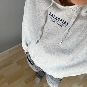 Vit hoodie - Superskön vit kort hoodie! Normal i storleken🌸