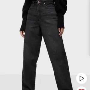 Svarta Wrangel jeans med vida ben🖤Använda få gånger, köpt för 899kr. Går att få bättre bilder privat!