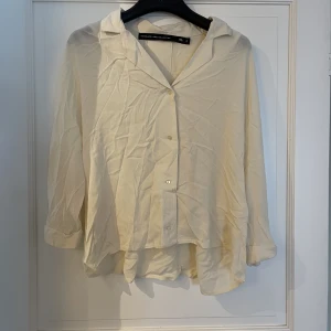 Blus - Blus ifrån Lager 157 i mycket gott skick, använd fåtal gånger, i vanliga fall inte skrynklig 