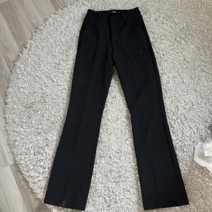 Kostymbyxor  - Säljer nu mina bikbok kostymbyxor. De är i väldigt bra skick. Inga defekter❤️ de är i storlek 34 och är högmidjade. Jag är 170 och de är bra i längden på mig, ungefär lite ovan för hälen❤️