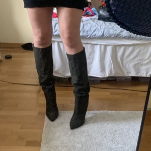 Mockastövlar - Supersnygga mockastövlar från Steve Madden, suger på att gå i klackar därför säljer jag har aldrig orkat haft dem. 10cm klack och mörkgröna. Inköpspris 1299 använda en gång typ tre minuter men lite slitna under därav priset🥰