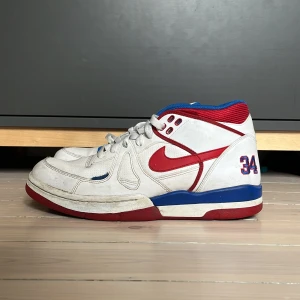 Nike air alpha force 2 - Tja! Säljer dessa snygga Nike skor nu för att de inte kommer till användning. Skorna är i bra skick förutom att jag har klippt av ett karborband som ska på över framsidan av skon. Fråga gärna om du har en fråga.