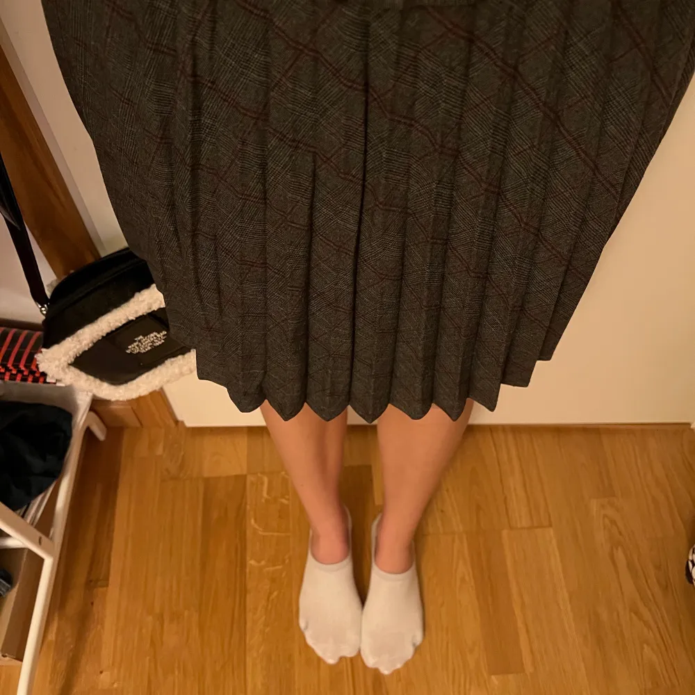 Fin kjol som kan användas som både topp och nederdel 💕Har ett resårband så passar olika storlekar. . Kjolar.