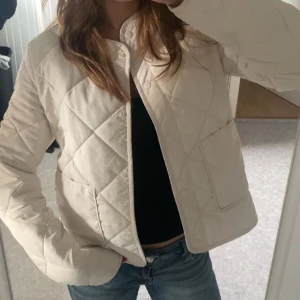 Quiltad Vit Dunjacka med fickor🤍 - Superfin trendig dunjacka från Kappahl💕 Säljs för att den inte används.   Kontakta mig för fler bilder, frågor och intresse!💕