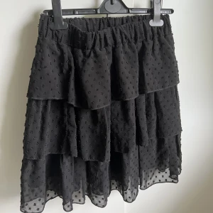 Svart volang kjol - Säljer denna as fina volang kjol som passar perfekt till fest eller med en tjocktröja nu till hösten! Finns ingen lapp så vet tyvärr ej märket eller storlek, men skulle gissa på S💖💖