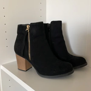 Skor - Använt skick. Dragkedja på insidan.