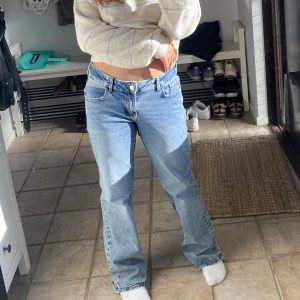 Fina lågmidjade jeans från h&m.🙌🙌 - Säljer mina fina lågmidjade jeans från h&m. Tror att de är slutsålda!! Fint skick! TRYCK INTE PÅ KÖP NU!!!!!!!