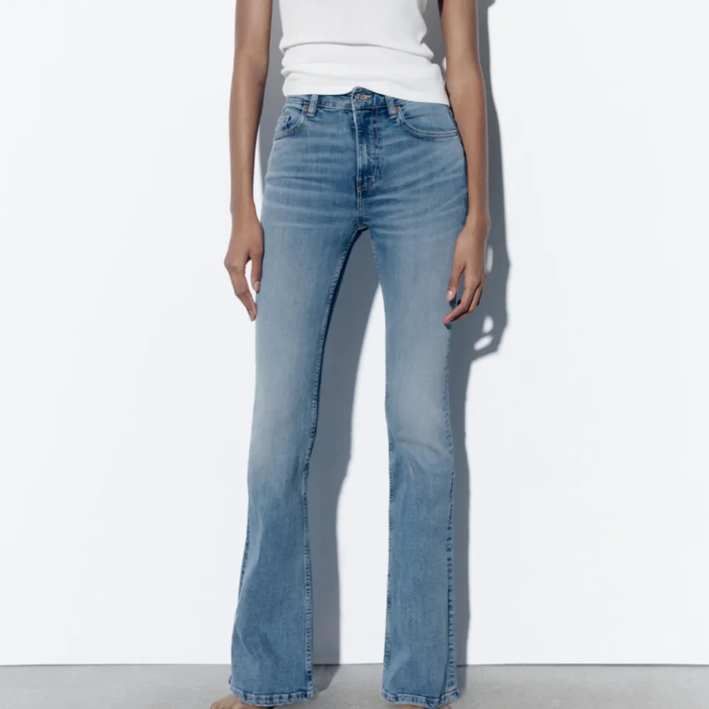 Helt oanvända zara jeans i storlek 34, prislapp är kvar!🩷. Jeans & Byxor.