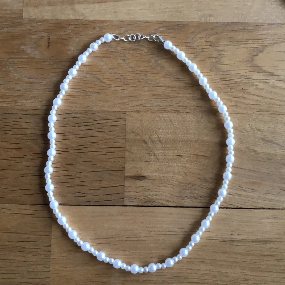 Ett jättefint halsband med vita pärlor🫶aldrig använd, gjort den själv✨. Accessoarer.