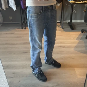 Diesel Jeans - Säljer mina svinfeta dieseljeans med många snygga detaljer. Broderade bakfickor samt små rips lite överallt, skriv vid intresse!🌟