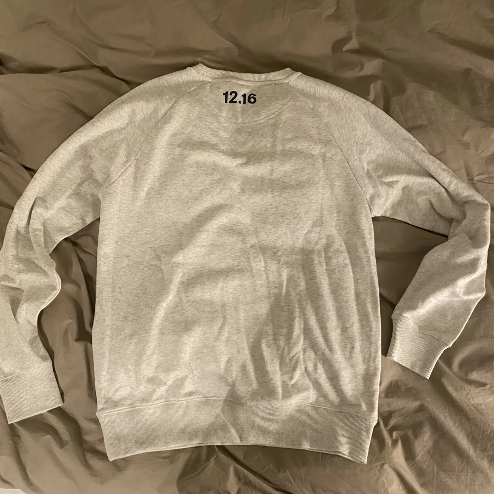 Grå sweatshirt från märket 12.16 i storlek Large. Använd endast en gång så tröjan är i nyskick. Regular fit. Nypris 1000:-. Hoodies.