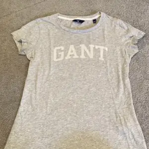 Grå Gant t-shirt i storlek S. 