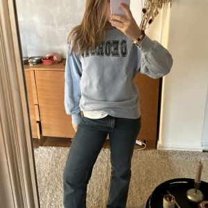 College tröja!! - Säljer en så cool college tröja i från zara barn!! Är i storlek 152 men är oversized så passar mig som brukar ha xs/s.