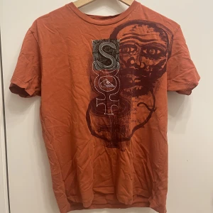 Quiksilver tröja - Orange quiksilver tröja (vintage??)