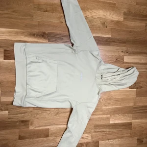 New Black Hoodie - Hoodie från New Black bra skick ej skadad, betalade 1200kr i nypris.